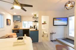 *Charming Studio* Central to Everything!