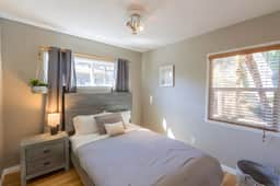 Prime Location Cottage Near Lake Trails Shops