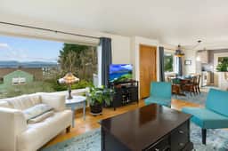 Scenic 3BR Lake Washington Home – Hot Tub & Outdoor BBQ