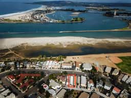 OB Beach Bungalow – Walk to Surf, Sun & Food