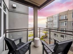 Waterfront Designer Condo Views Walk to Pike Place