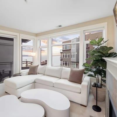 Waterfront Designer Condo Views Walk to Pike Place