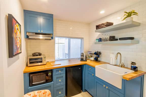 *Charming Studio* Central to Everything!