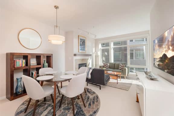 Waterfront Spacious 1BR+Den Walk to Pike Place