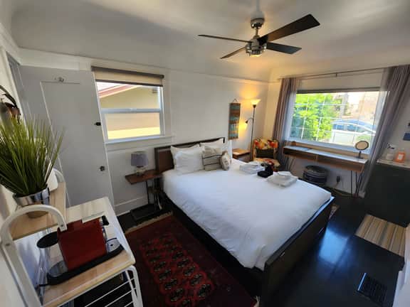 *Private Entrance Room* - Convenient and Cozy!