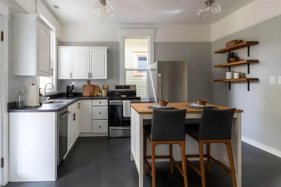 Central District House – Deck, Yard, Walk to Eats
