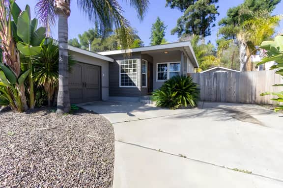 Prime Location Cottage Near Lake Trails Shops