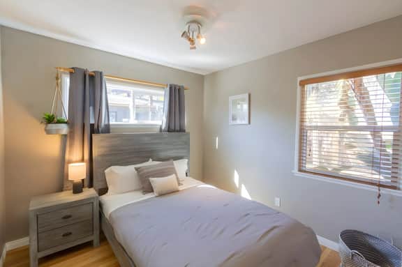 Prime Location Cottage Near Lake Trails Shops