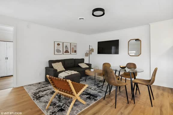Sunny Upstairs Flat with Free Parking