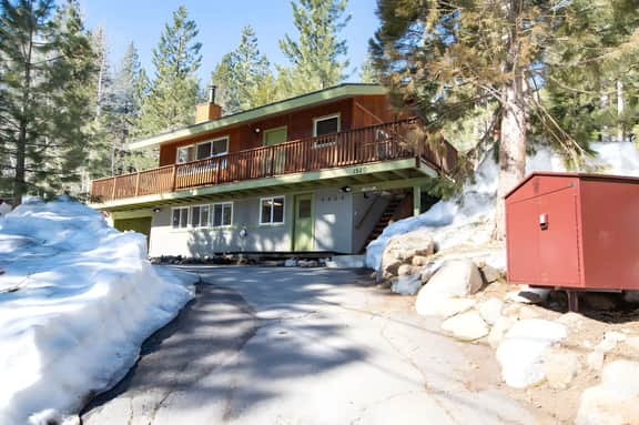 Walk to Palisades Tahoe from Cozy Studio