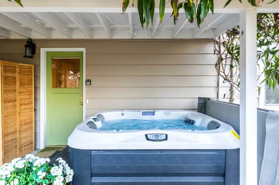 Scenic 3BR Lake Washington Home – Hot Tub & Outdoor BBQ