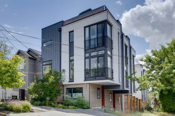 Family Townhome Near Stadiums, Beach, Parks, Lake