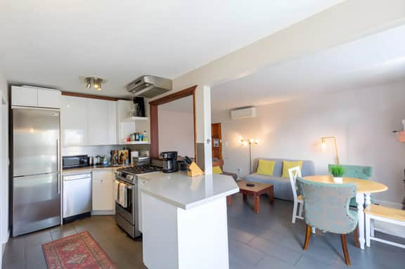 OB Beach Bungalow – Walk to Surf, Sun & Food