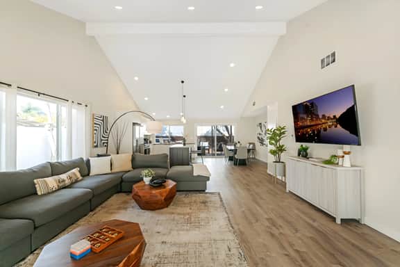 Relaxing 4BR w/ Hot Tub, Yard & Near PB + La Jolla