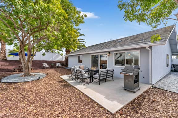 Relaxing 4BR w/ Hot Tub, Yard & Near PB + La Jolla