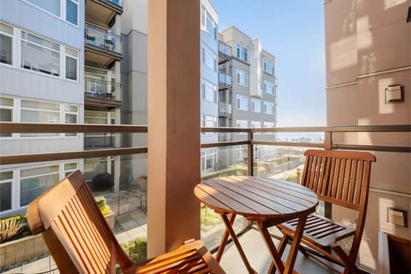 Waterfront Spacious 1BR+Den Walk to Pike Place