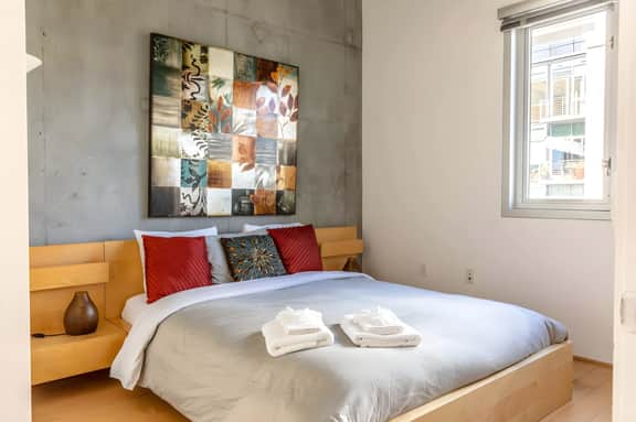 Modern Loft, Clean, Quiet, Parking, WiFi, Cable