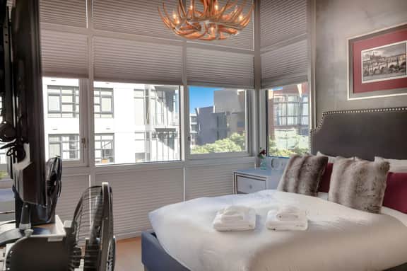 Modern Loft, Clean, Quiet, Parking, WiFi, Cable