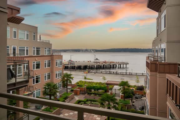 Water Views 1BR next to Pike Place w/ Hot Tub, Gym