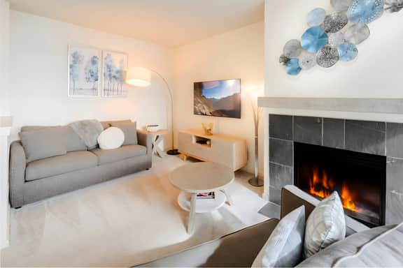 Water Views 1BR next to Pike Place w/ Hot Tub, Gym