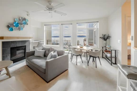 Water Views 1BR next to Pike Place w/ Hot Tub, Gym
