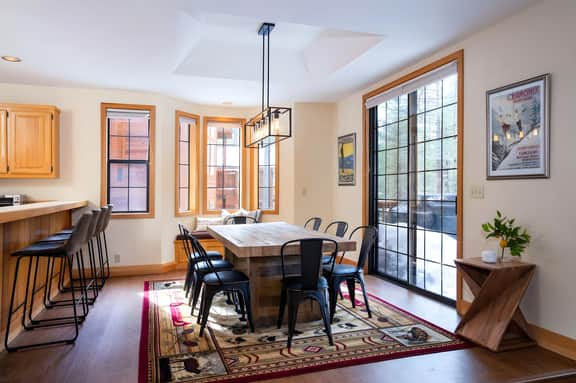Modern Mountain Retreat Near Northstar – Sleeps 8