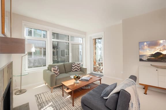 Waterfront Spacious 1BR+Den Walk to Pike Place