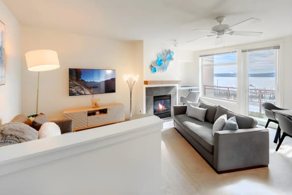 Water Views 1BR next to Pike Place w/ Hot Tub, Gym