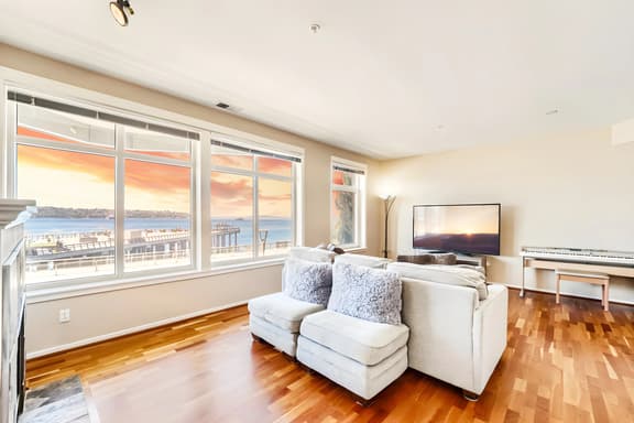 Waterfront 2BR Great Wheel View Walk to Pike Place