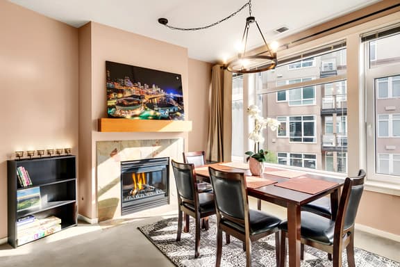 Waterfront 2BR Condo, Walk to Pike Place, Aquarium